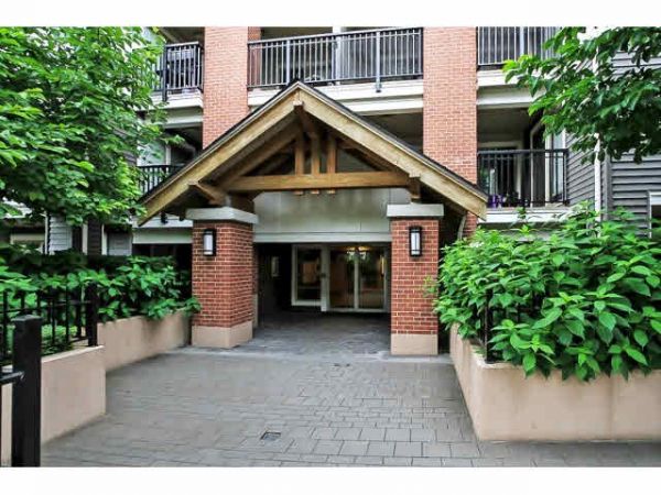 Beautiful One Bed and Den with Storage and Parking in Langley