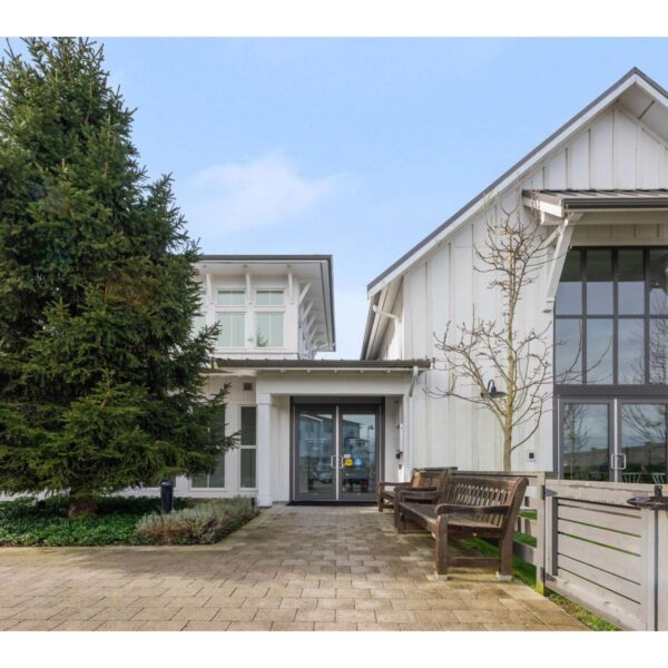 4 Bed 3 Bath Beautiful Townhome Furnished (3-6 Months)